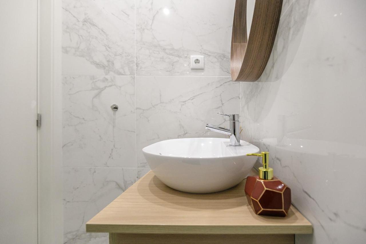 Lovelystay - Downtown Studio With Pool, Ac And Balcony Porto Dış mekan fotoğraf